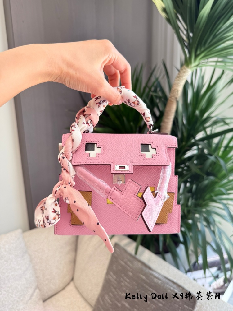 p490
Hermes Kelly doll
Size/Twenty Dog/Size: 1 8x6x1 5cm
It's said that flaunting wealth and cars is better than flaunting dolls
This is showing off! The 0 Blind Stitch technique requires superb manual skills and experience, requiring seamstresses to...