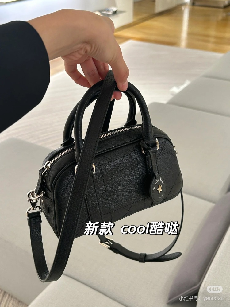 what?  ??? Dior actually released such a cute little bag
Super obedient backpack and hand-held crossbody bag
Decorate delicate girls