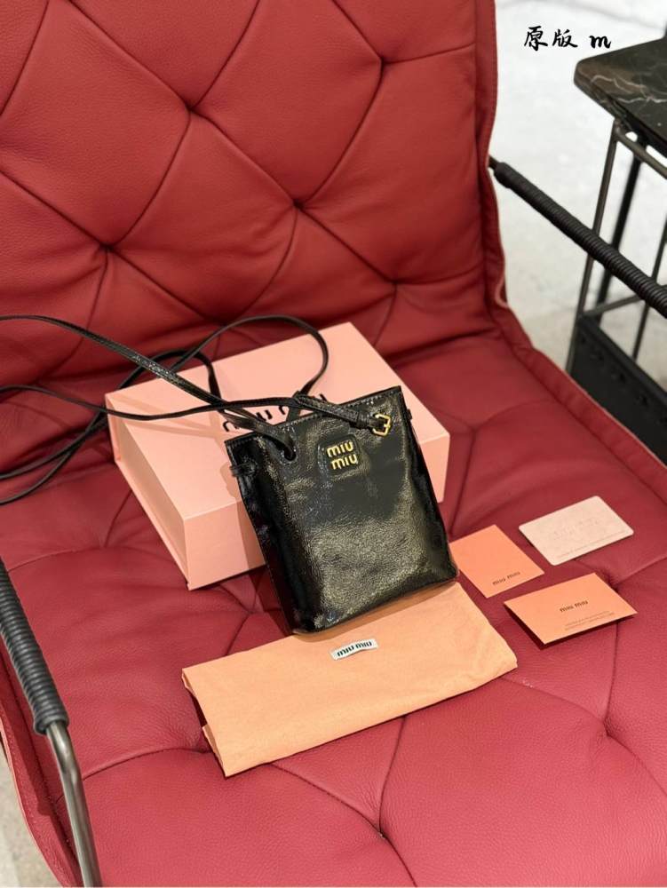 Oil wax cowhide
Miumiu recommends new small water bucket oil wax leather
The newly released oil wax leather material small water bucket this year feels too comfortable to touch, and the space capacity is very practical
Sisters who usually go out with...