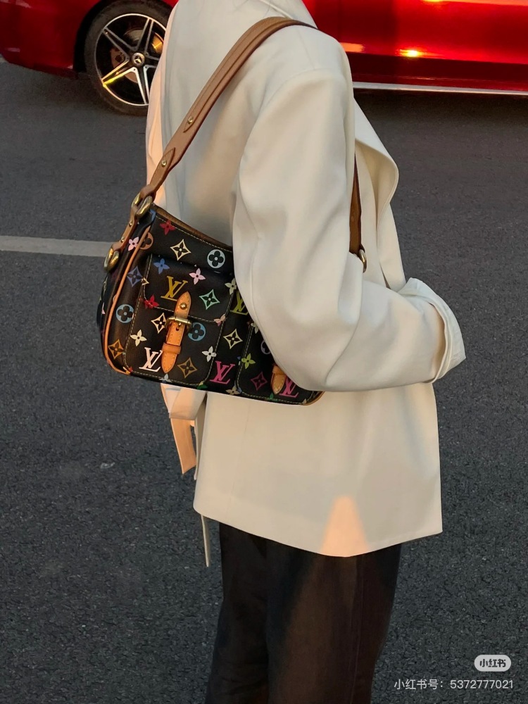 Without a black and white tri color series, it's hard to say that you're an LV expert - LV Village Shanglong not only represents classic beauty
It also represents unique value
-This beautiful black tricolor is extremely rare and precious.
As a popula...
