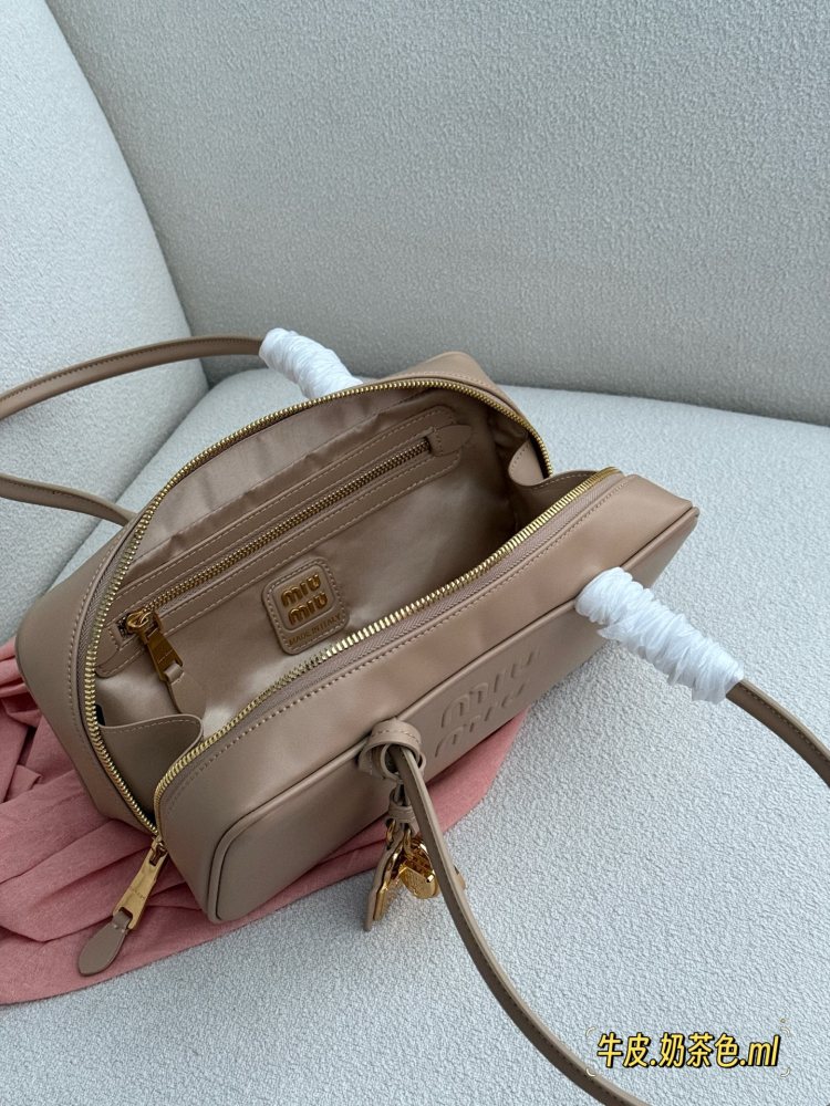 290 box cowhide (upgraded version)
Size: 28.5 * 4cm (large)
The new miumiu handbag has such a stunning appearance!
Bowling/briefcase/beau series
Small lock hardware accessories, shiny and shiny!
The sweetness of the bag is just right!
It's hard not t...