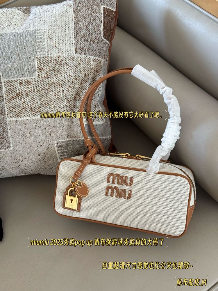 290 boxes
size：28*15cm
Miumiu bowling/briefcase/
Miu is here to steal money again! The new canvas briefcase is here!
It's nice to carry on your back
Can be carried by hand or carried diagonally!
The appearance is Princess Miumiu!