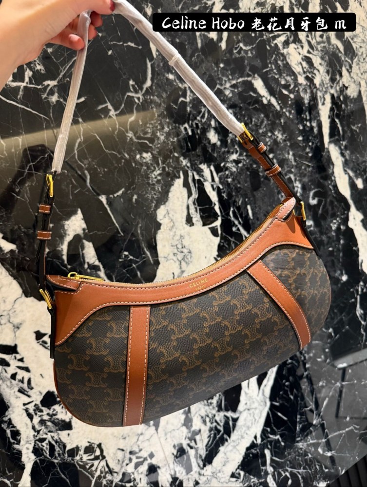 p225
CELINE's latest niche HOBO logo printed striped HOBO handbag looks like a cute cashew or red bean?
44x28x3cm
Can be carried on one shoulder or by hand
Zipper opening and closing, adjustable shoulder strap
Minimum 21.5cm, maximum 28cm folding box