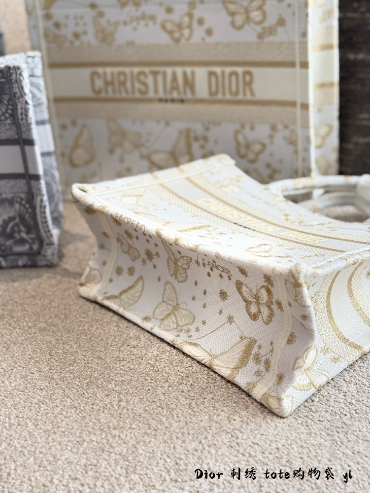 p265p290
DIOR/Dior Limited Edition BookTote
DIOR/Dior Limited Edition BookTote D-Lace Butterfly Macrame Embroidered Tote Bag
Specially simple and elegant design, super versatile for daily commuting~
Size: 25cm 36cm