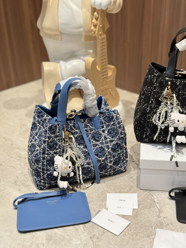 P350 pendant ? twenty
Come and control the retro style quickly
Handbag made of coarse woolen material
And DIOR's classic rattan plaid logo
30cm with box
