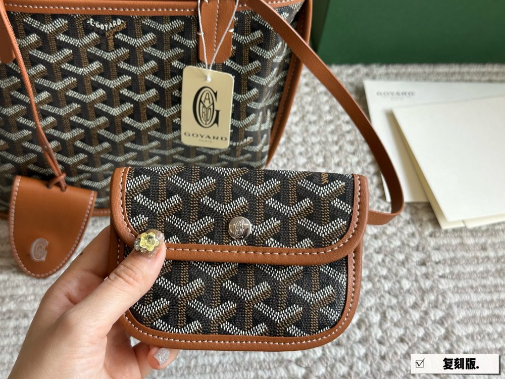 Reproduction edition 215 with box
size：20*19cm
Goya shopping bag ?
Mini shopping bags belonging to this season
Perfect 1:1 customization
Goyard Dog Teeth Red Limited Edition
The physical object is really textured,
New Year's Destiny Pack!