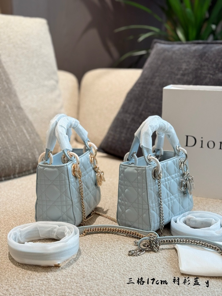 p245
Dior blues, breathtakingly beautiful!
This handbag highlights the minimalist aesthetic of the Lady Dior collection, embodying Dior's profound insight into elegance and beauty. The fashionable and elegant design is timeless, carefully crafted fro...
