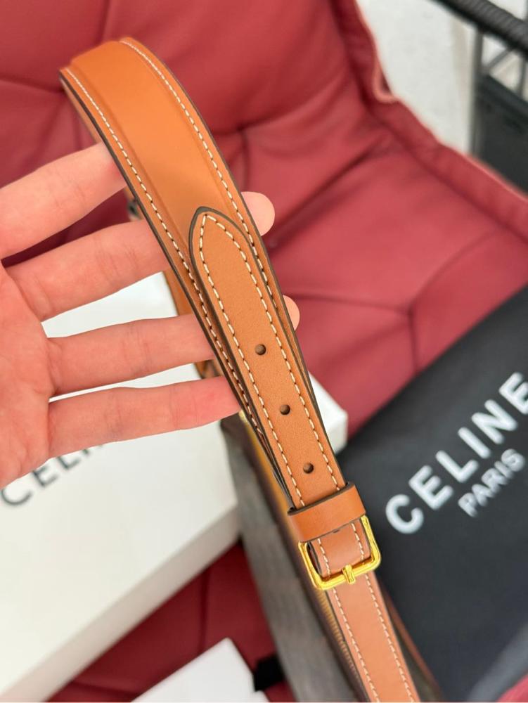 Celine Underarm Bag P205
Celine/Celine Mahjong Underarm Bag#
The bag is more retro and recognizable, and it is very fashionable to carry it by hand or clip it under the armpit!! Although not suitable for crossbody, the shoulder strap can also be adju...
