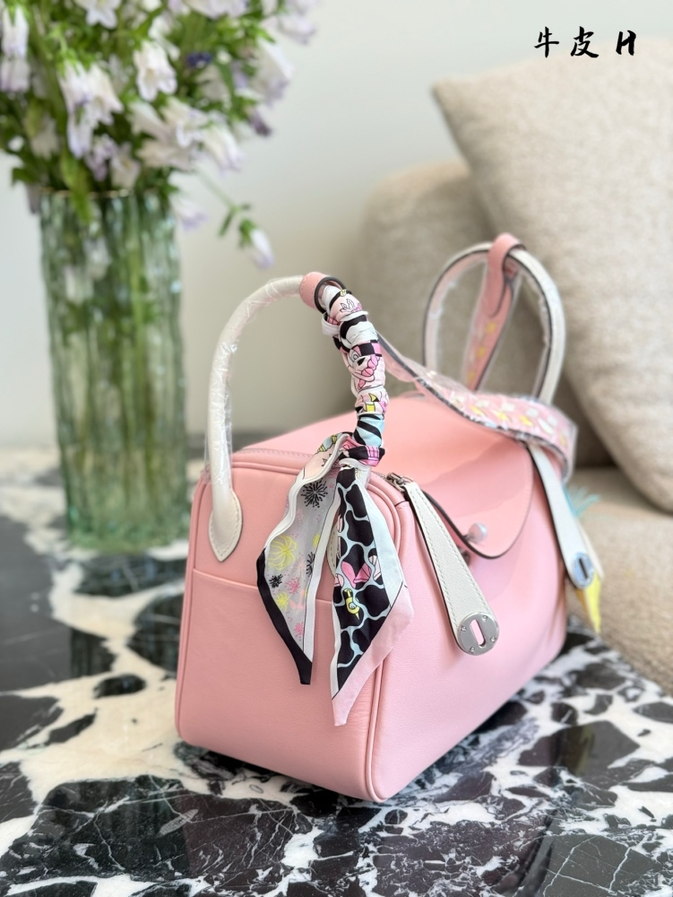 p410
Lindy has a lazy and casual nature. Loving her sisters, she really needs to see this advanced, clean and healing color. 0% lindy26 with silver clasp is really healing. The whole blue bag has a feeling of blue sea legend, grand and dazzling~
Make...