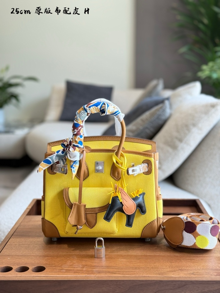 p395
Hermes cargo25 silver buckle canvas patchwork lemon yellow day
Hermes Birkin25 cargo25 silver buckle canvas patchwork lemon yellow
Today, as I approached the flower path, I felt like spring had arrived. I felt that the canvas bag was lightweight...