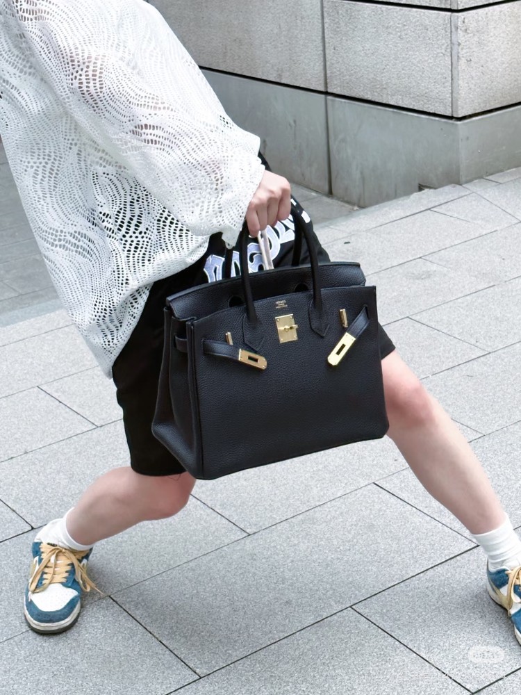 Hermes Birkin 30 | Classic Creation
TT Hermes Birkin 30, that's a god like presence in the fashion industry! Its design is simple and grand, without any unnecessary decorations, yet it exudes an elegant style. Every line is smooth and natural, perfec...