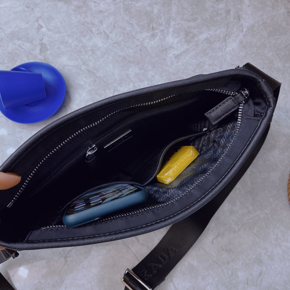 Prada PRADA's latest horizontal shoulder crossbody bag is now available for shipment. It is a high-end luxury original board made of imported waterproof fabric with a cross patterned top layer cowhide. The luxury triangle mark hardware features a cle...