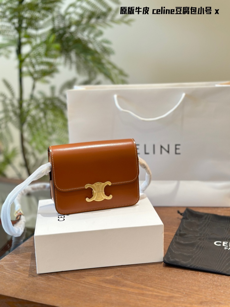 Original version x
Celine Triumphal Arch Tofu Bun
The meaning of 'Chong' is also to collect fragrance
The armpit bag of the Arc de Triomphe has a much larger capacity than imagined
Daily back is completely enough
Black is never wrong - it can be worn...