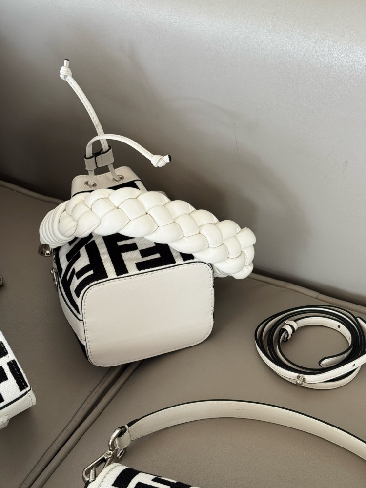 220 boxes
size：12.5*18cm
Fendi bucket bag
Wide woven wrist strap
configuration ? Long shoulder straps!
The Wealth Bucket has a new color scheme! It's so beautiful
The capacity and appearance are all very online!