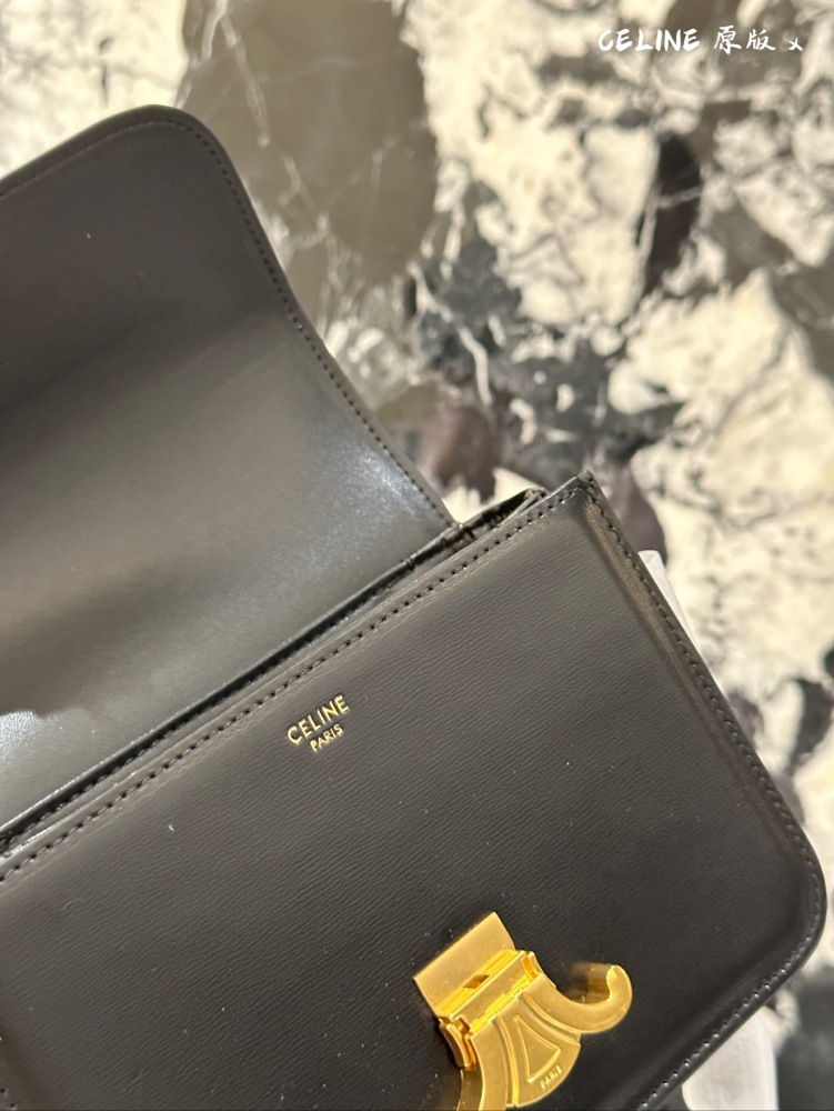 Original cowhide
Celine Triumphal Arch Tofu Bun
The meaning of 'Chong' is also to collect fragrance
The armpit bag of the Arc de Triomphe has a much larger capacity than imagined
Daily back is completely enough
Black is never wrong - it can be worn a...