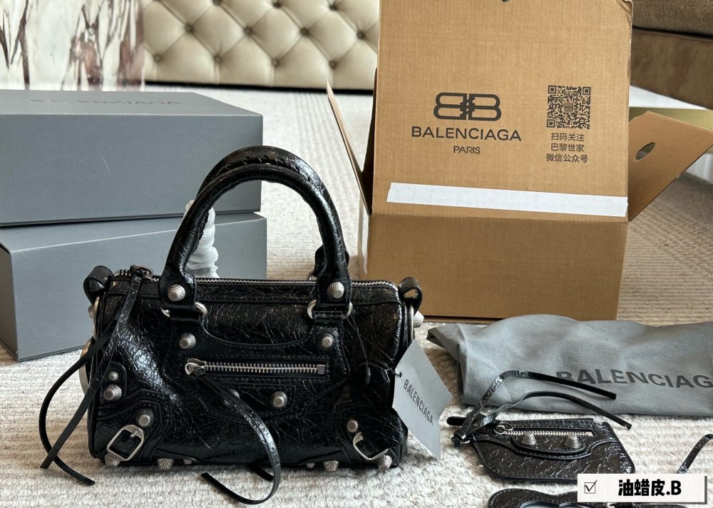 p295
The Parisian aristocratic duffle bag pillow bag is so cute!! A small and versatile artifact!! The newly released Cagole series by Balenciaga has taken a hard time with me, as shown in the picture
Dreaming back to the motorcycle era, even motorcy...