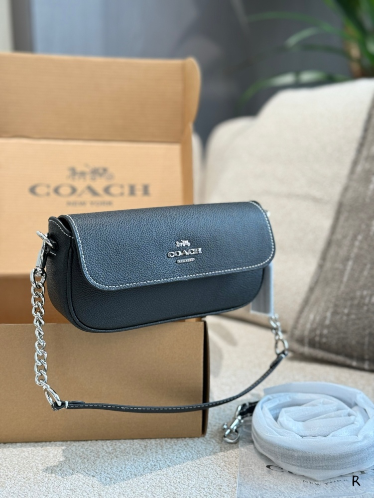 p210
COACH | March new Hailey Flap bag by Coach ▼ # Favorite bag on the street
Coach Coach's March New Hailey Small Stick Envelope Bag
A small mobile phone bag can satisfy the sisters who takes a mobile phone when going out
Paired with two detachab...