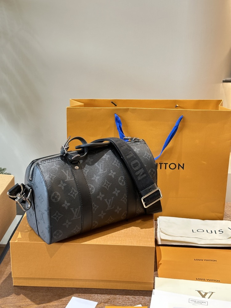p260
New LV KEEPALL 25 Black Grey Old Flower
The new generation of LV men's bags is coming, and the new men's bag Keepall 25 is coming
I used City Keepall's nylon straps and luggage tag pendant, along with
Made of KeepallXS body combination.
Black an...