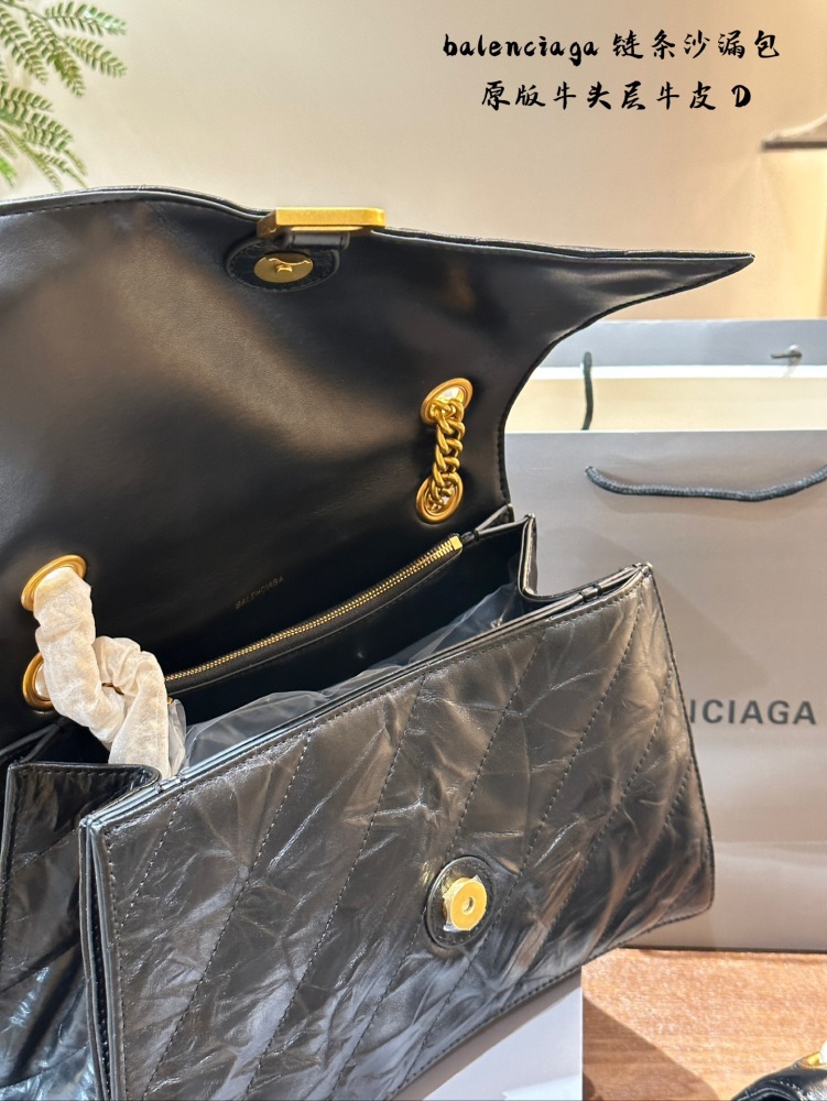 Balenciaga hourglass bag p350p400
From the perspective of value preservation, I chose a hard hourglass bag and tried it on. I feel that soft cowhide is more suitable for me. 1. The bag can hold change inside, and there are many compartments that are ...