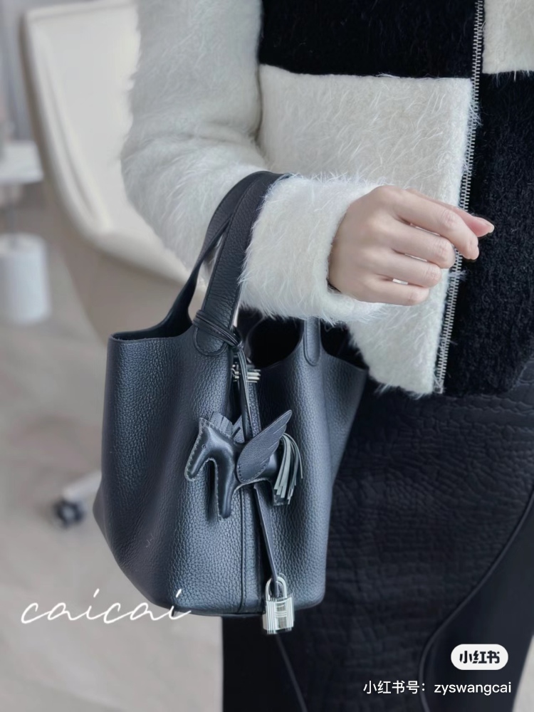 Hermes entry-level bag | Basket of vegetables black silver picotin 18 Hermes classic entry-level model, black silver. Reaching new heights
Super versatile classic black, never outdated country
It matches well with sweaters and coats in autumn and win...