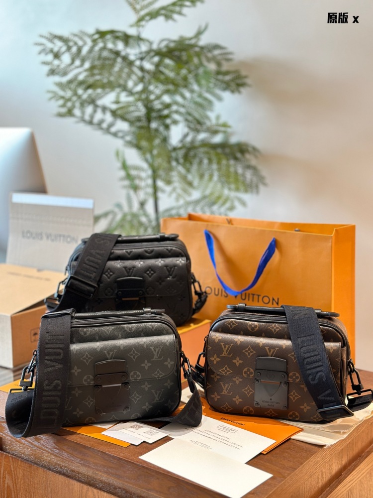 Cowhide embossed p320 old flower p275 black flower p275
LV Men's Bag Recommendation | Men's Presbyopia S-LOCK Business Postman Bag! The Lv S-Lock series really gives people a dazzling feeling
The size of this bag is very suitable for boys to carry wh...