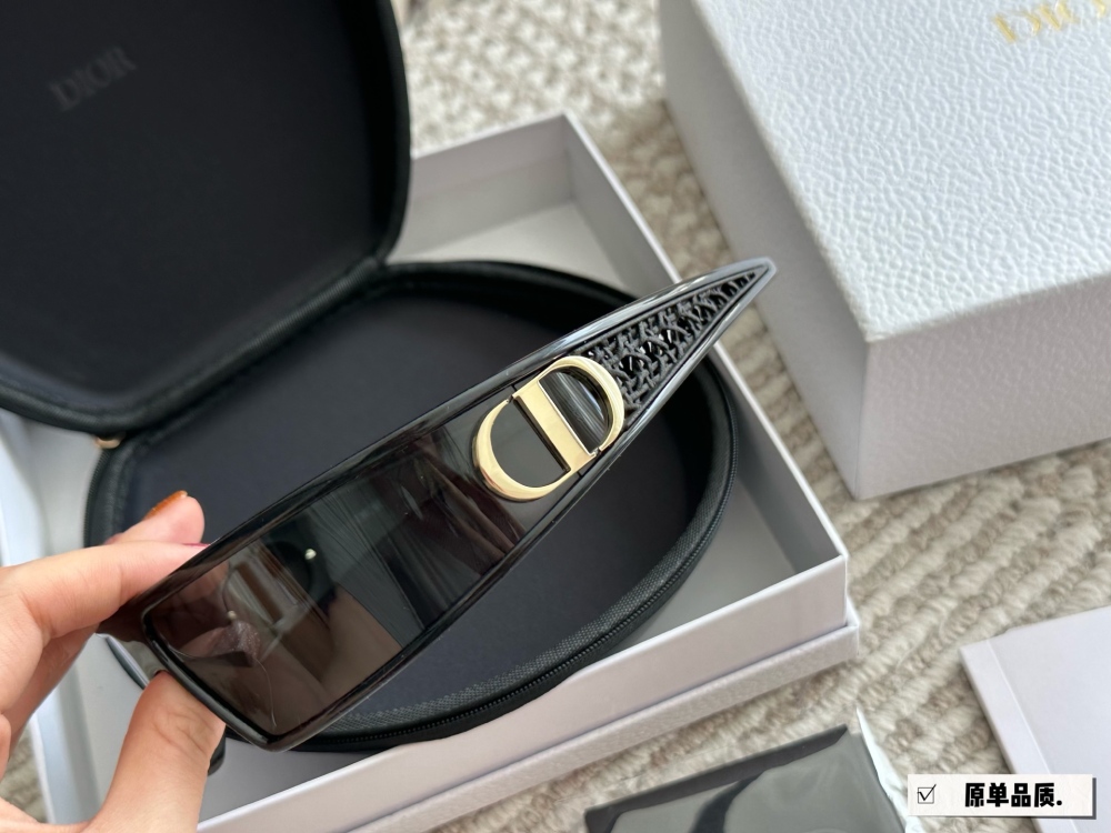 215 High Version Complete Gift Box
Recent new favorite - Dior headband sunglasses
Really roar, look at it
You can also take it off as a headband
I really love cool things
One mirror dual-use full set gift box for personal use ? Giving gifts is very...