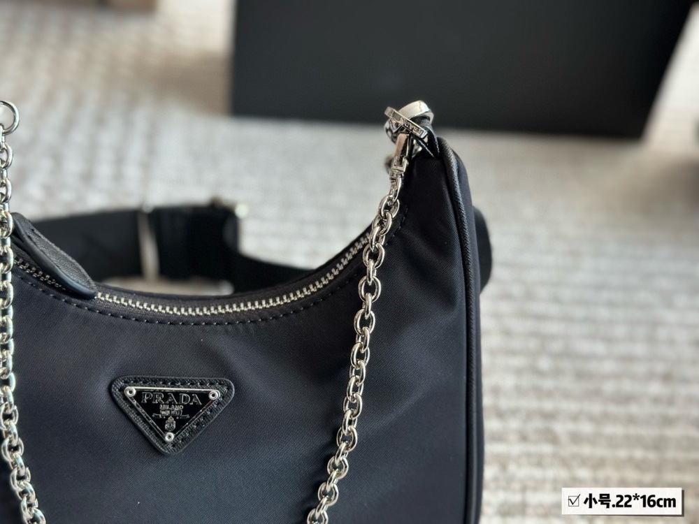 p195p205p215
Top quality packaging
21cm small, 24cm medium, 28cm large (base length)
Prada Hobo Three in One!
?? Export orders to South Korea!
?? The quality is super good!!
A large dumpling like bag with a small bag, a wide shoulder strap an...