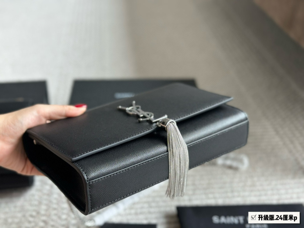 240 box cowhide
Size: 24 15cm (large)
YSL WoC envelope package
kate 
Caviar cowhide looks particularly good in texture! Durable and wear-resistant!
? Crossarm ? Underarm