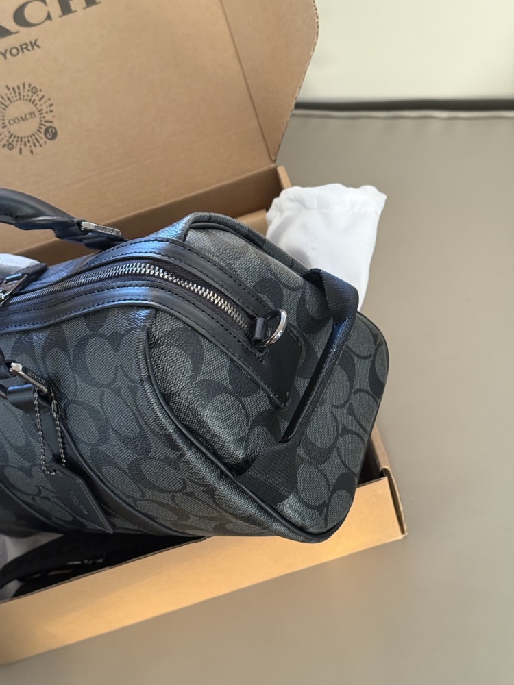 265 box
size：28*17cm
COACH | Falling in Love with a Male Boston | Venture Premium Grey
What are you still worried about getting for 520?
Advanced graphite gray exudes a sense of sophistication
C's classic, fashionable and atmospheric pillow bag
A v...