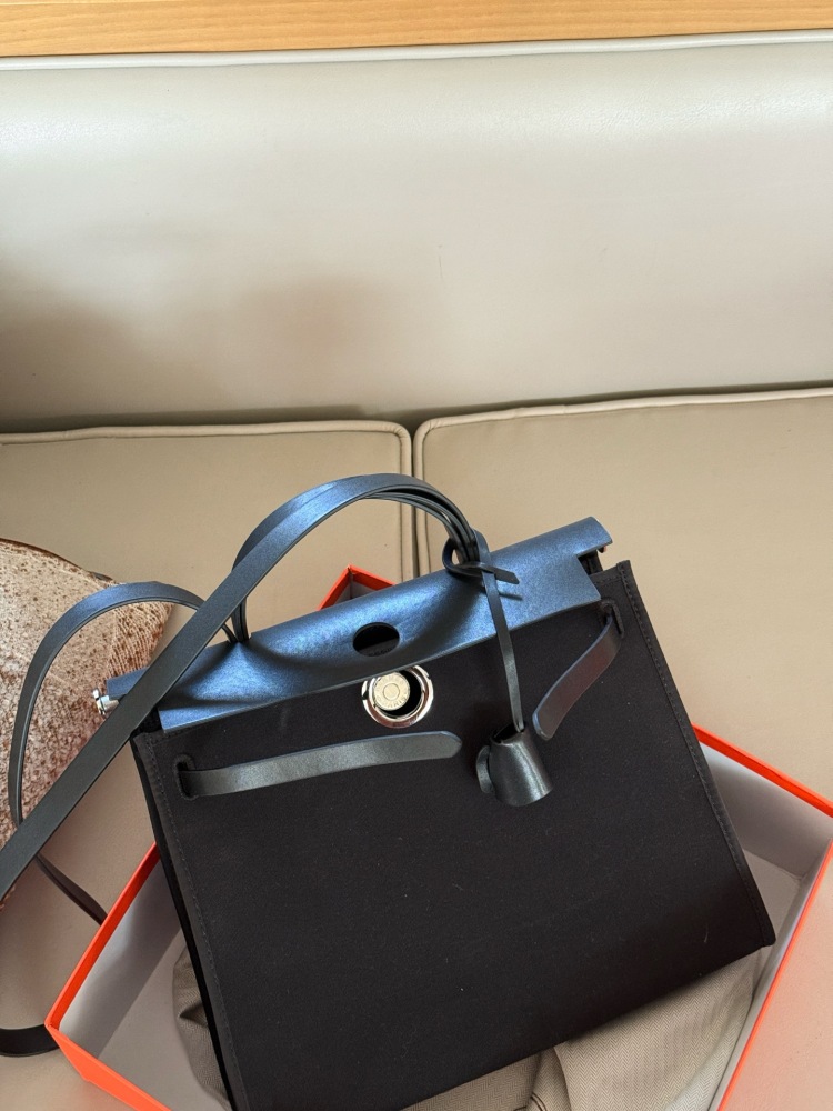 255 boxes
size：31*26cm
Hermes handbag
Canvas shopping bag ?
A bag that is easy to pack in physical form
Recently, I have been carrying my back while traveling
There is texture! Super advanced!
Its capacity is very friendly