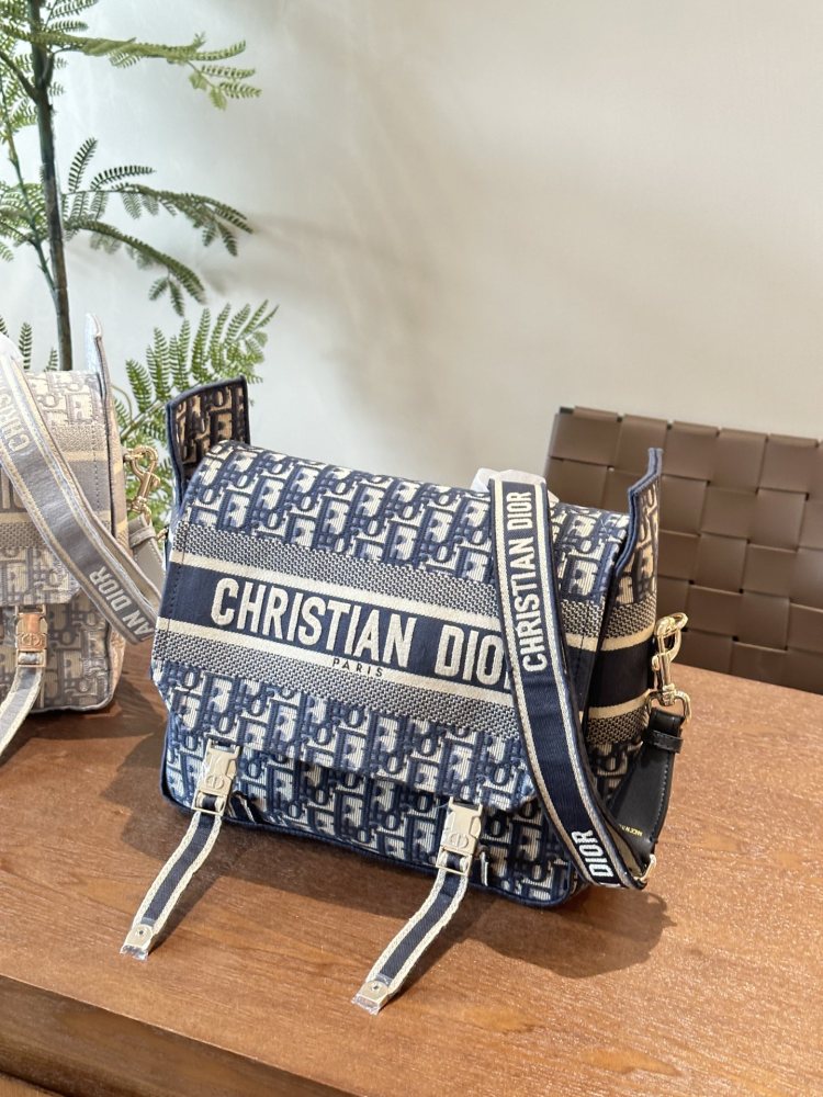 P335 Large
Dior camp mailman bag, casual and exquisite, super tempting ▼
This year's new models are really beautiful
Breaking the traditional definition of "elegance and femininity", it talks about the elegance and beauty of health and vitality
Dio...
