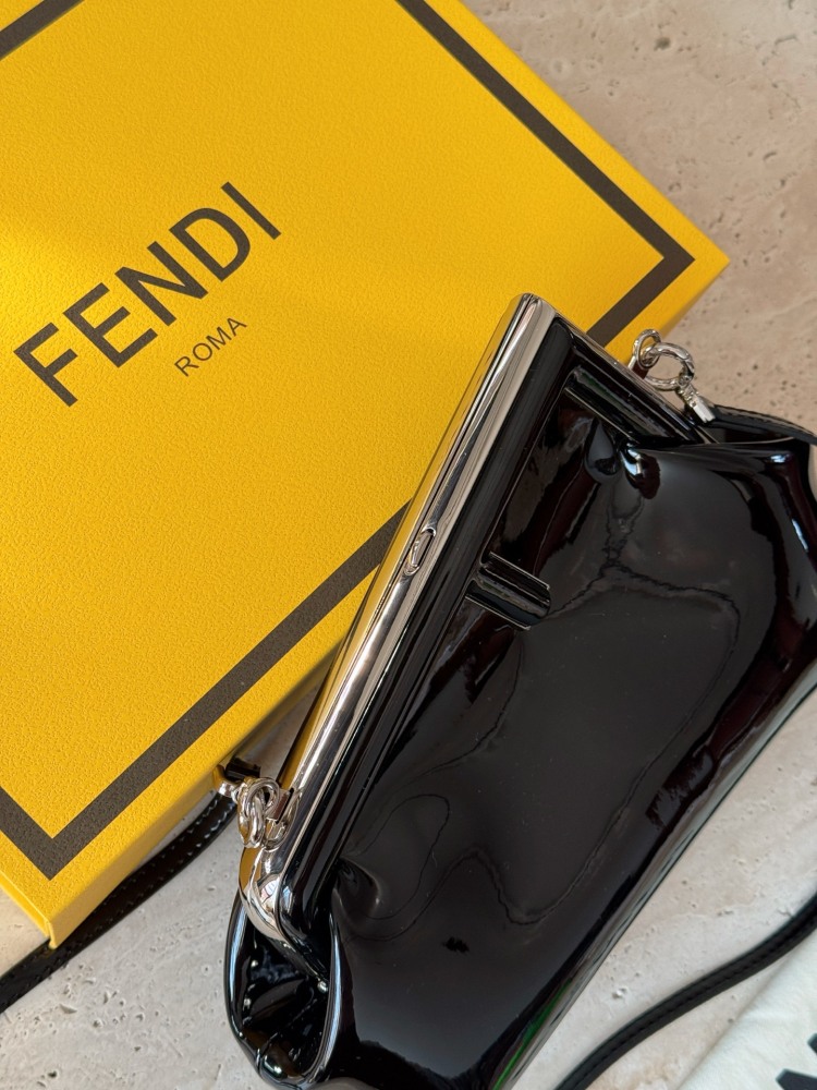 230 box
size：26*18cm
FENDI First handbag, how could a sweet summer be without it
You can hold it in your hand, cross it, or carry it on your back!