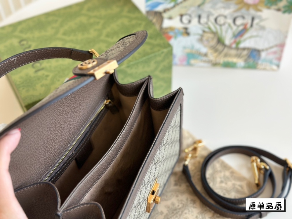 Complete packaging
Gucci's new Ophidia handbag collection NEW
The Gucci Ophidia collection continues to grow and expand, bringing stunning new products every season. This handbag is one of the Epilogo: series and comes with a detachable shoulder stra...