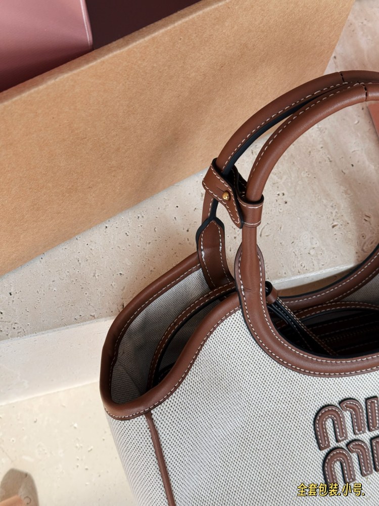 300 complete sets of packaging
size：21*18cm
Miumiu's new tote
The wind is blowing too hard this year
There are so many popular products!
This version is also too beautiful!
Miumiu's canvas bag is packed in one color for spring and summer!
Canvas an...