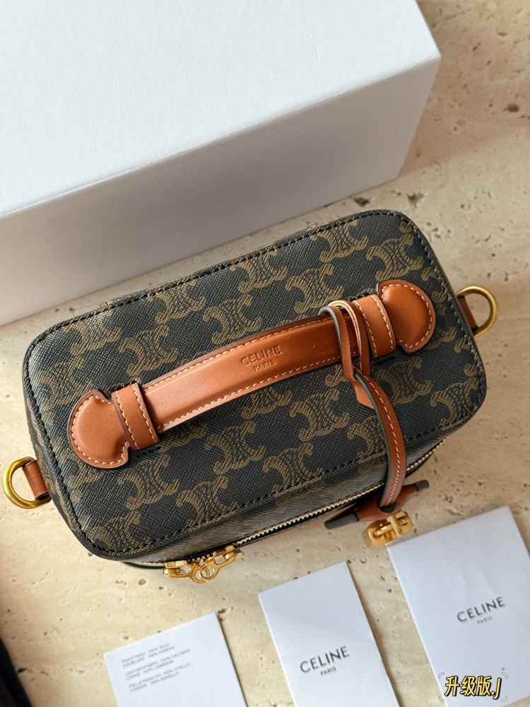 245 box upgrade version
size：18*18
Celine presbyopia box bag
A makeup box bag with perfect attention to detail
Spring and summer new box bag
Handheld and slanted back, it looks good to knock on~