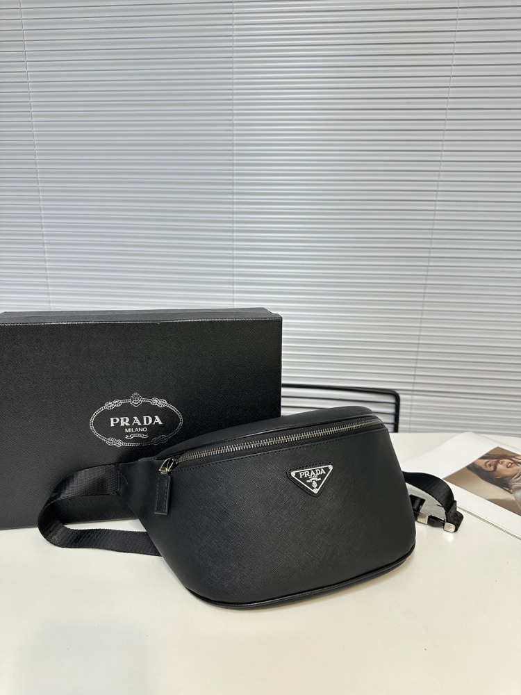 The latest Prada cross chest bag/waist pack! PVC model 2VH033 classic and versatile! Super textured and comfortable to the touch, with meticulous workmanship. Made of Taiwanese fabric, it is definitely a bag with a very high sex ratio, inheriting the...
