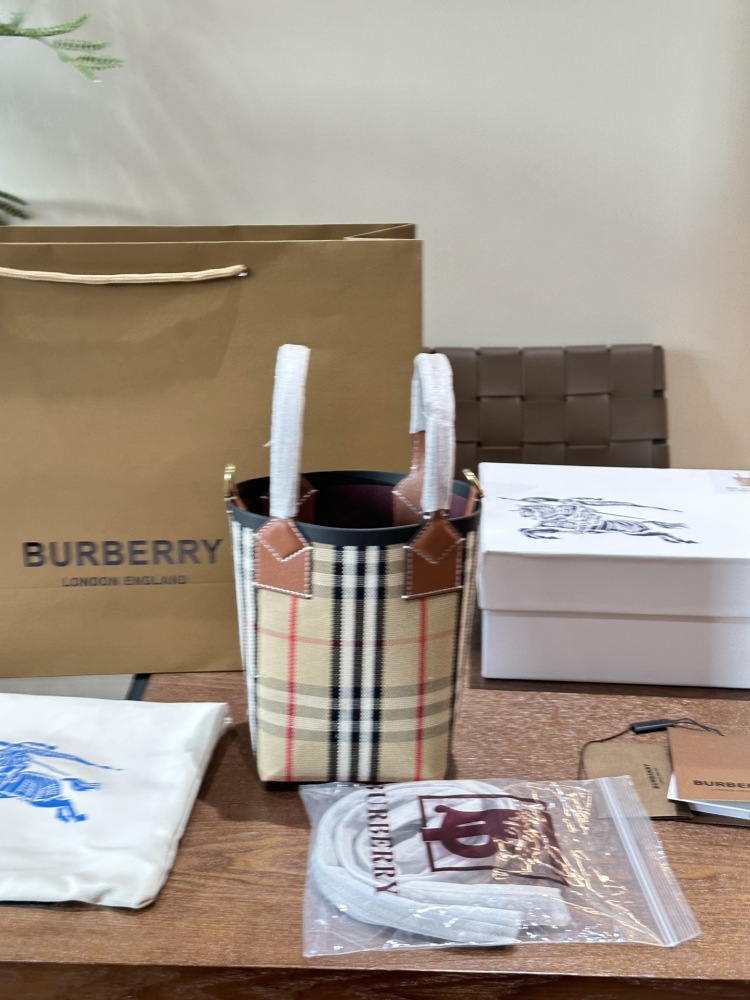 p205
At first glance, it looks like a delicate and tasteful Burberry girl II # Burberry # Burberry
Bbr Mini London Tote Bag, exquisite tote bag, made of cotton canvas fabric, decorated with Burberr * plaid. Paired with adjustable shoulder straps, it ...