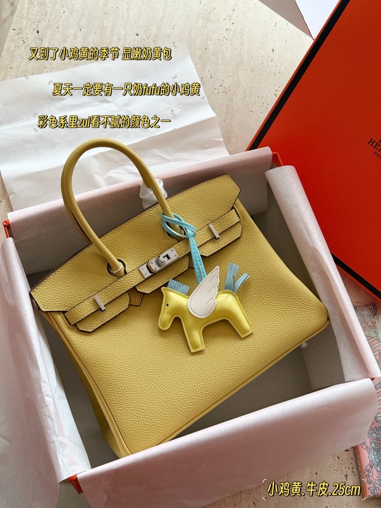 325 345 with complete packaging
size：25cm/30cm
The season for carrying platinum bags has arrived
Bk25 Original Quality ??
Hermes | Birkin 25 Lychee patterned cowhide
That's really amazing, it's both salty and sweet
A stunningly beautiful birkin...