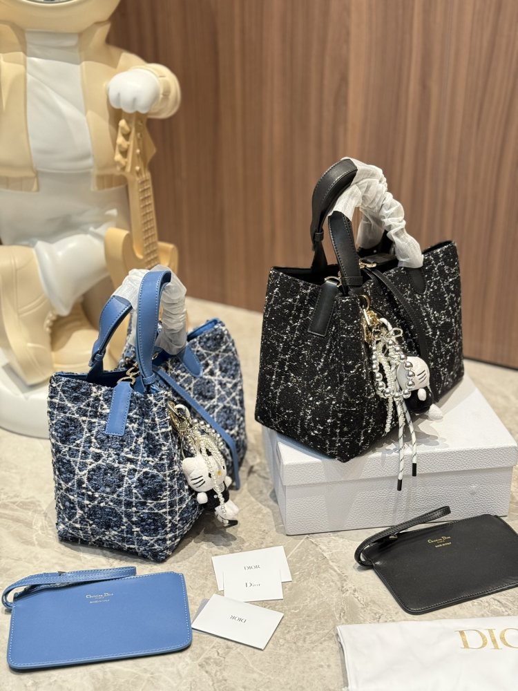 P350 pendant ? twenty
Come and control the retro style quickly
Handbag made of coarse woolen material
And DIOR's classic rattan plaid logo
30cm with box