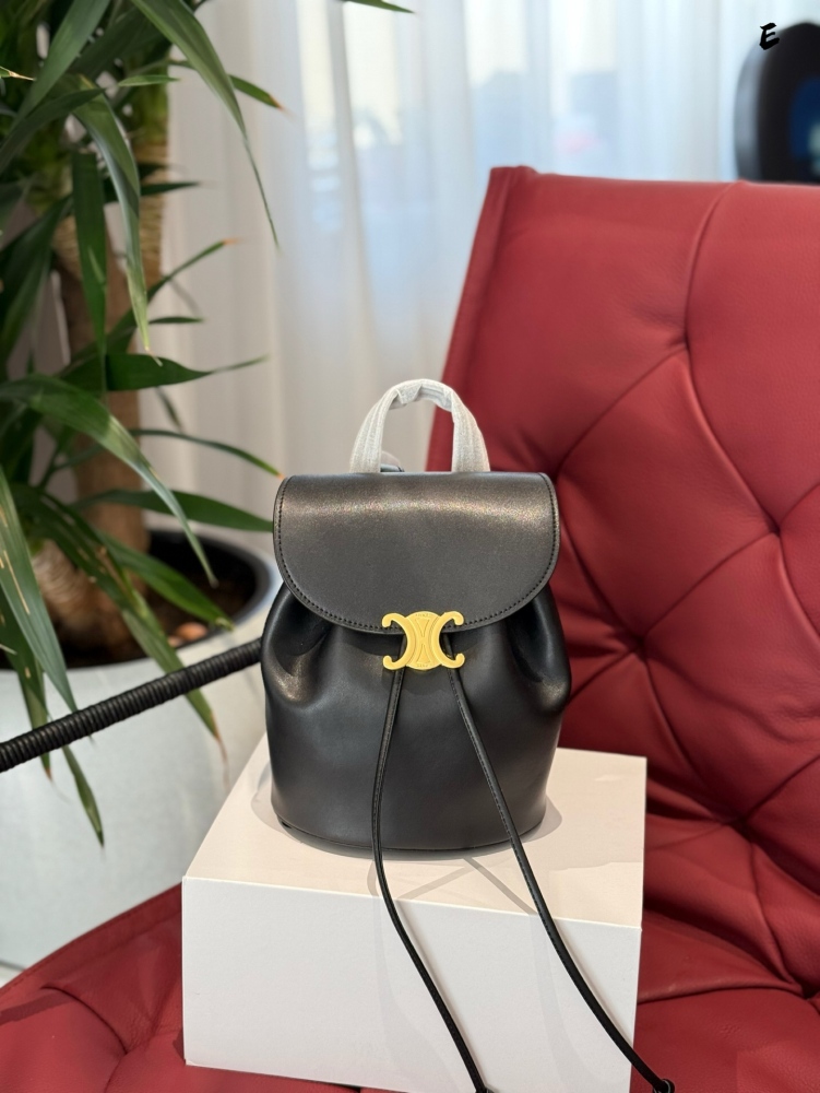 p245
The CELINE new small book bag B has been planted with grass
CELINE's new small backpack is a bit easy to carry!  ! ! New backpack BONNIE
Compared to the previous bag, it has a wider and fuller shape. The Cb Triumphal Arch buckle's support hit me...