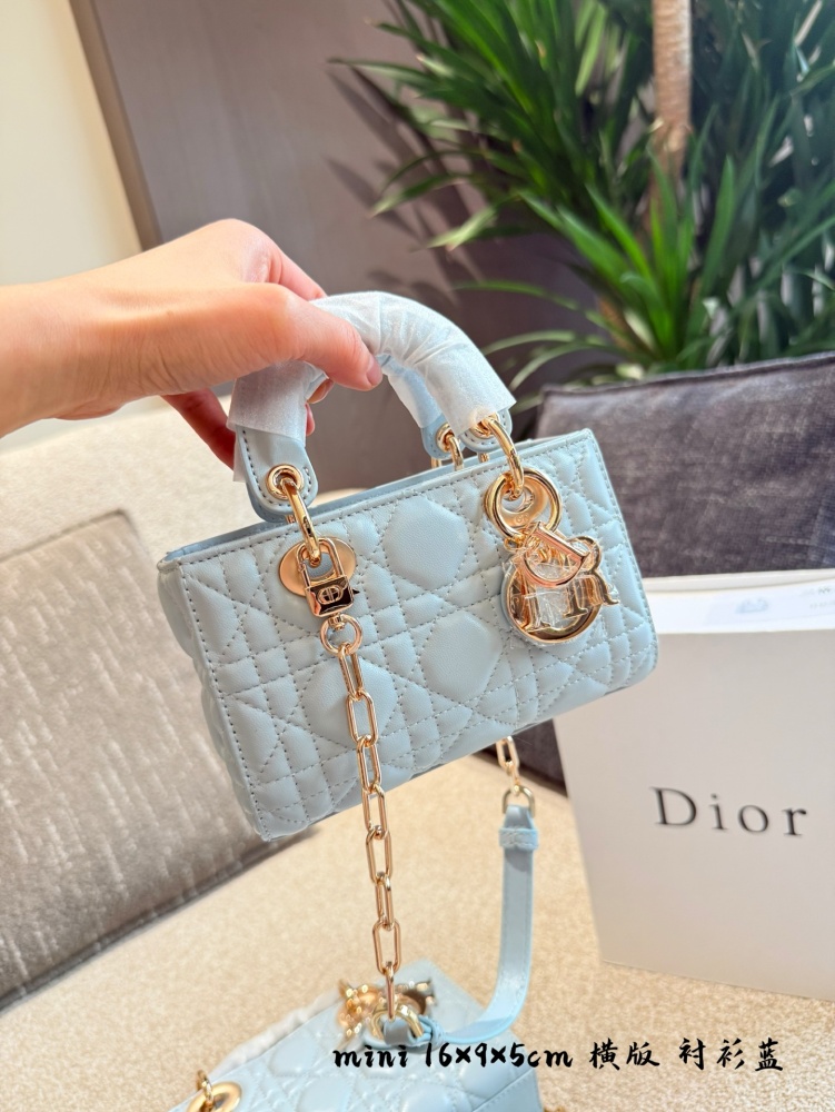 p255p260
Dior blues, breathtakingly beautiful!
This handbag highlights the minimalist aesthetic of the Lady Dior collection, embodying Dior's profound insight into elegance and beauty. The fashionable and elegant design is timeless, carefully crafted...