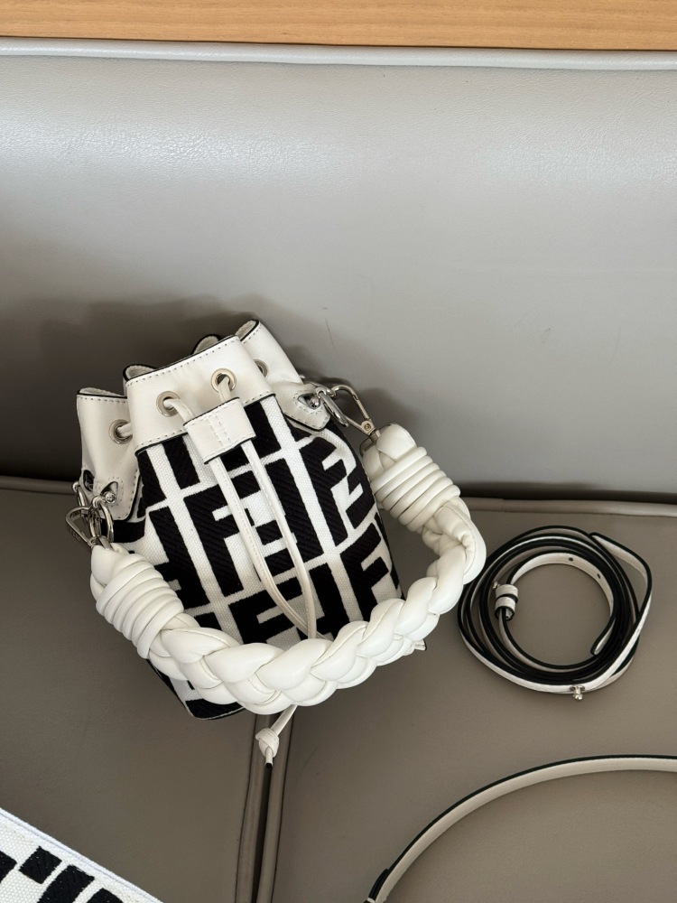 220 boxes
size：12.5*18cm
Fendi bucket bag
Wide woven wrist strap
configuration ? Long shoulder straps!
The Wealth Bucket has a new color scheme! It's so beautiful
The capacity and appearance are all very online!