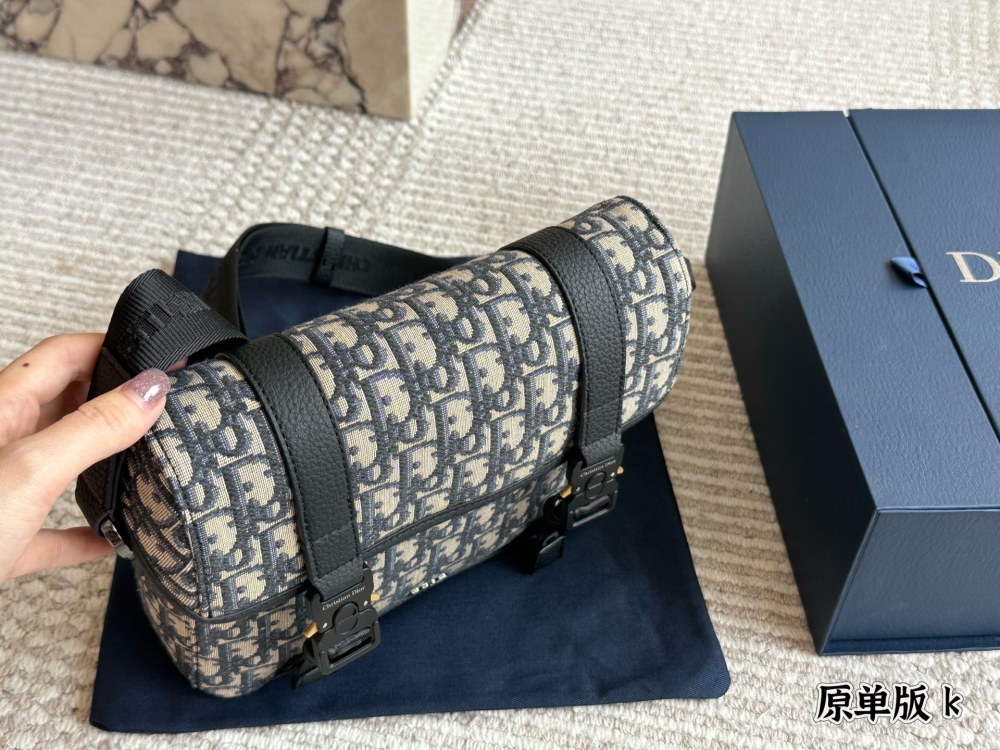 P270 original fabric
This flip up mailman bag is the latest addition to the fall 2024 collection, showcasing the brand's haute couture spirit with modern fashion design and adding charm to the Dior Hit the Road collection.
Dior Gravity leather in bei...