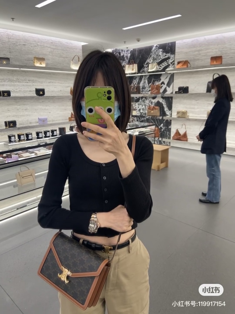 CELINE aging Arc de Triomphe envelope bag, lightweight chain splicing, compact body more suitable for autumn and winter super practical!  To To accommodate larger smartphone models such as Plus, adjustable shoulder strap (50cm) # Celine Woc # Celine ...