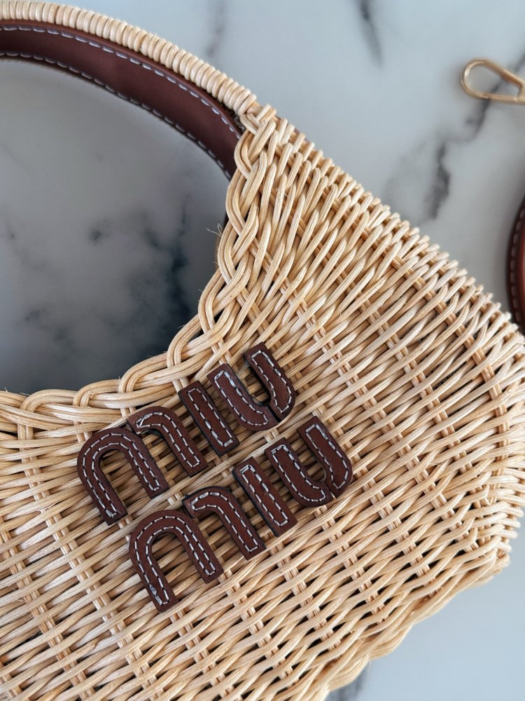 210 box
size：22*12cm
Miumiu Summer Limited Edition|
New woven vegetable basket
A chaotic hobo bamboo woven bag with a raging fire
The cute cowhide iconic logo becomes a highlight, it's so beautiful