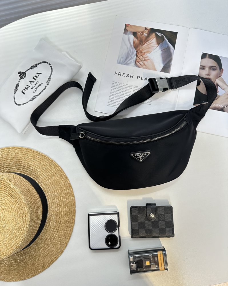 The latest Prada cross chest bag/waist pack! Model 2VH033 classic and versatile! Super textured and comfortable to the touch, with meticulous workmanship. Made of Taiwanese fabric, it is definitely a bag with a very high sex ratio, inheriting the cla...