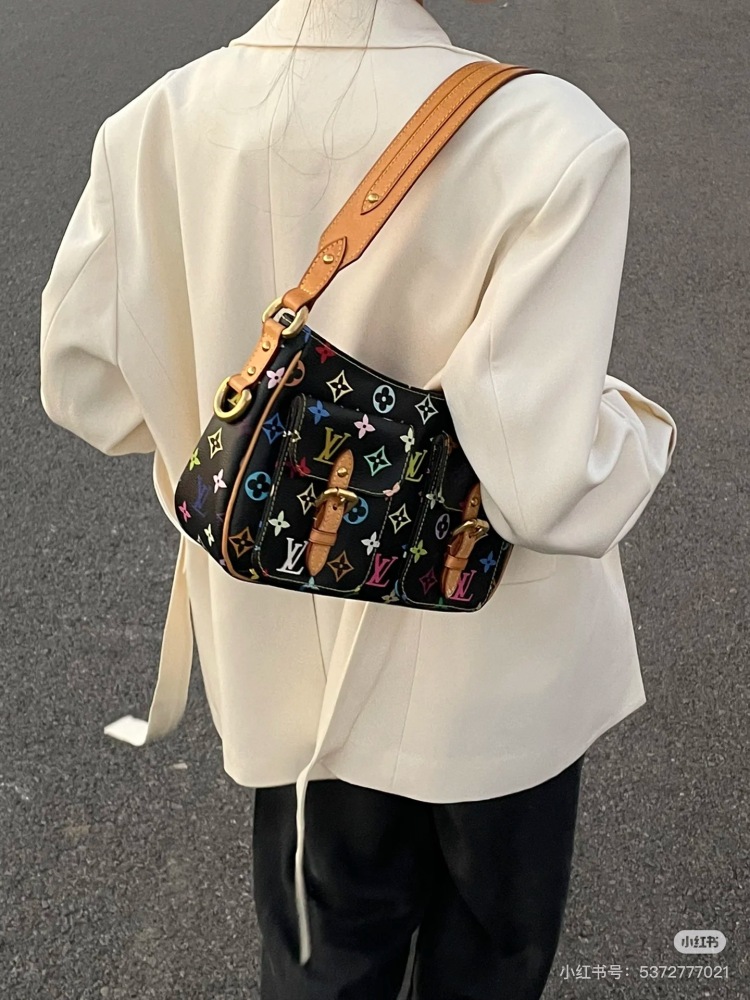 Without a black and white tri color series, it's hard to say that you're an LV expert - LV Village Shanglong not only represents classic beauty
It also represents unique value
-This beautiful black tricolor is extremely rare and precious.
As a popula...