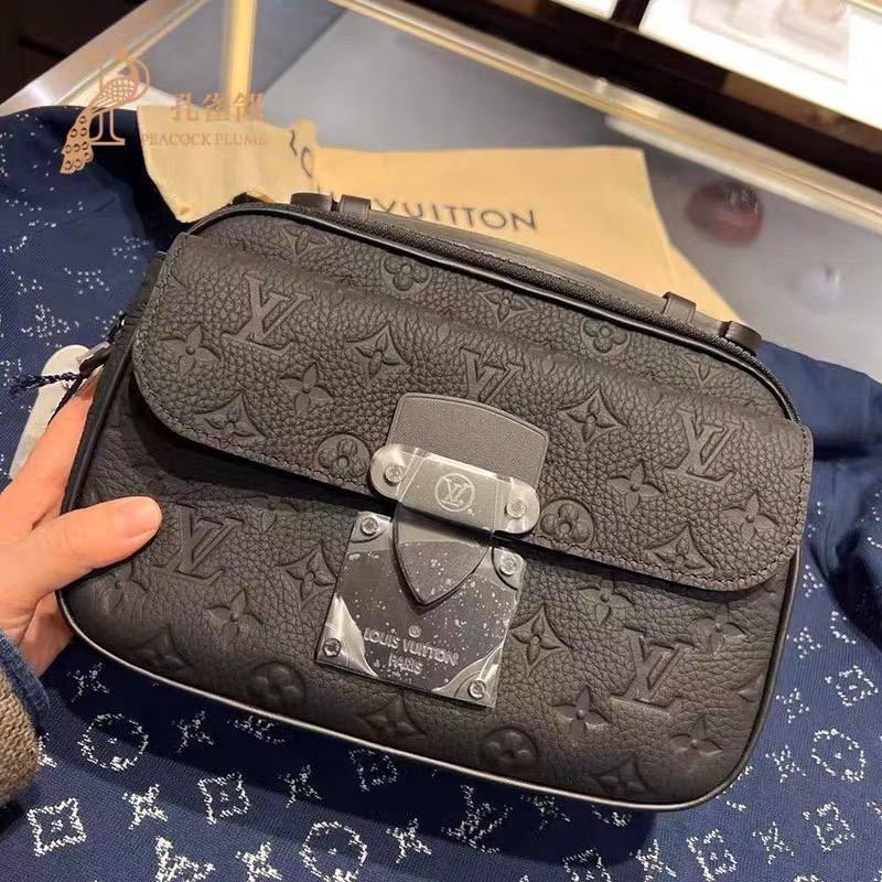 Lvslock men's mailman bag unboxing real shot 0, with super strong texture, classic and versatile capacity, it can fit a large practical circumference
The whole bag body is embossed, and the upper body is so cool, sunny, and handsome
The bag is sturdy...