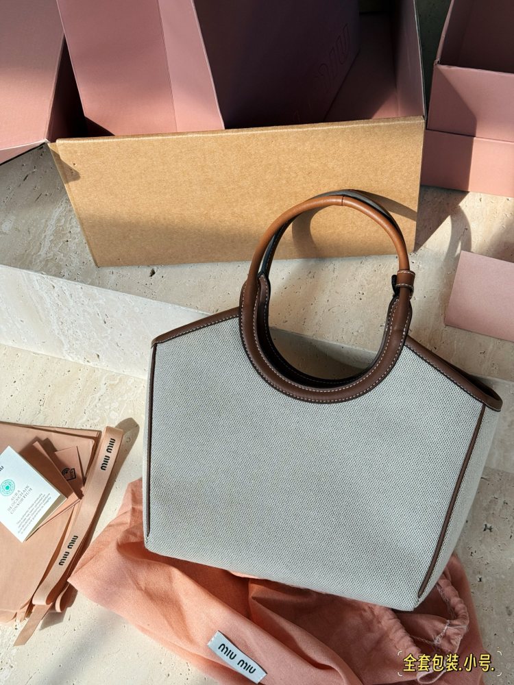 300 complete sets of packaging
size：21*18cm
Miumiu's new tote
The wind is blowing too hard this year
There are so many popular products!
This version is also too beautiful!
Miumiu's canvas bag is packed in one color for spring and summer!
Canvas an...