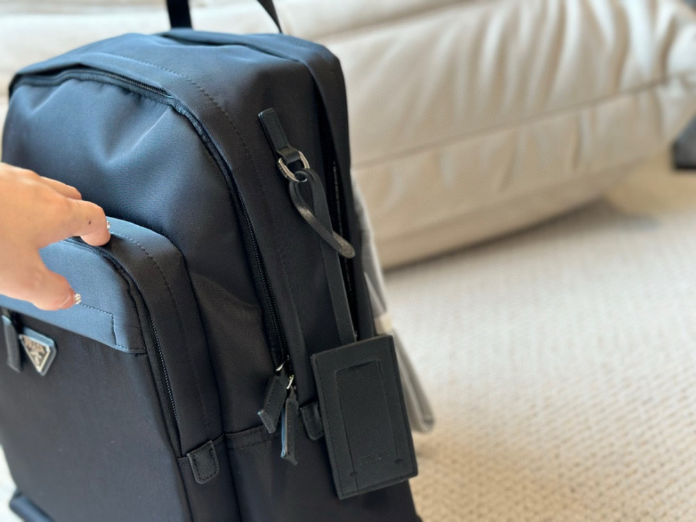 ￥260
PRADA large capacity men's backpack, made of classic nylon parachute material, lightweight and easy to maintain! The large capacity design allows you to travel without worrying about zipper compartments and computer compartments in your bag
The...
